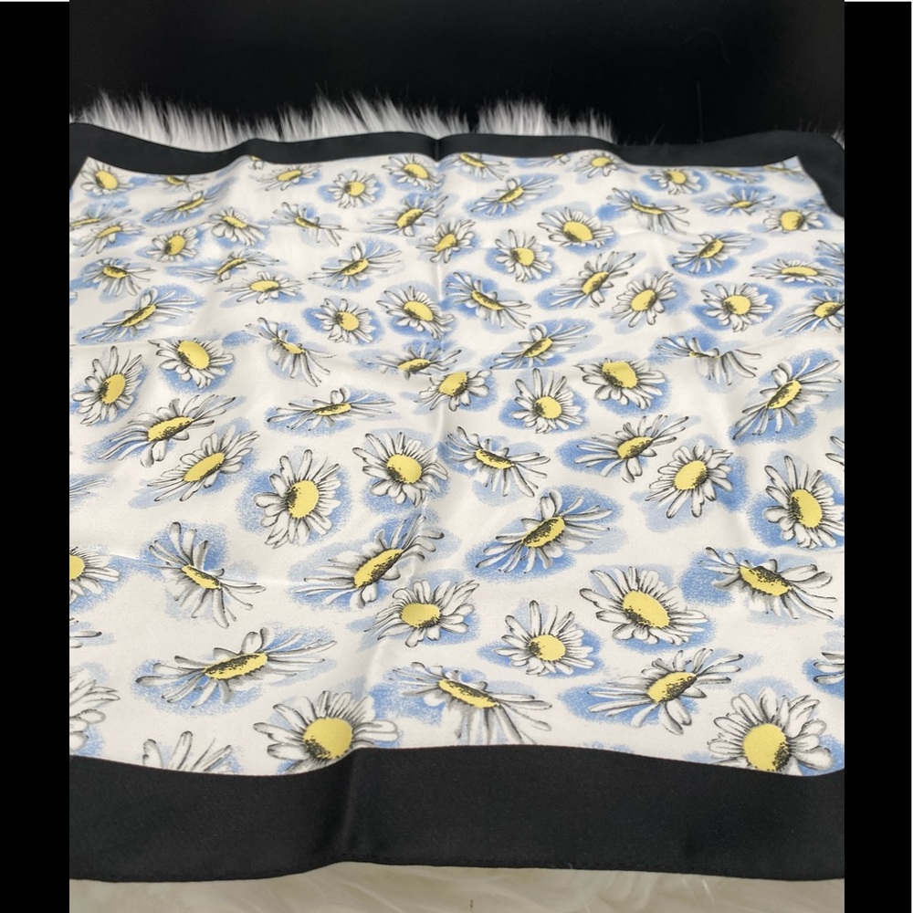 LAST CHANCE NWT Vintage Kohl’s Daisy Print Square Scarf - Picture 2 of 4